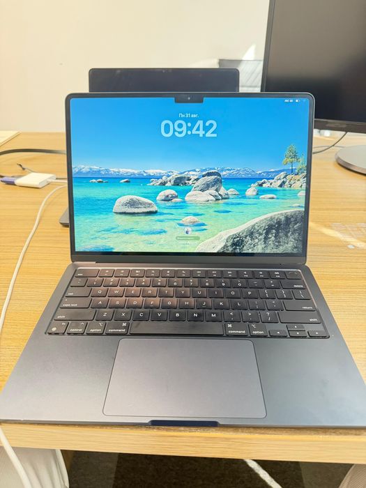 Apple MacBook Air 13", A2681