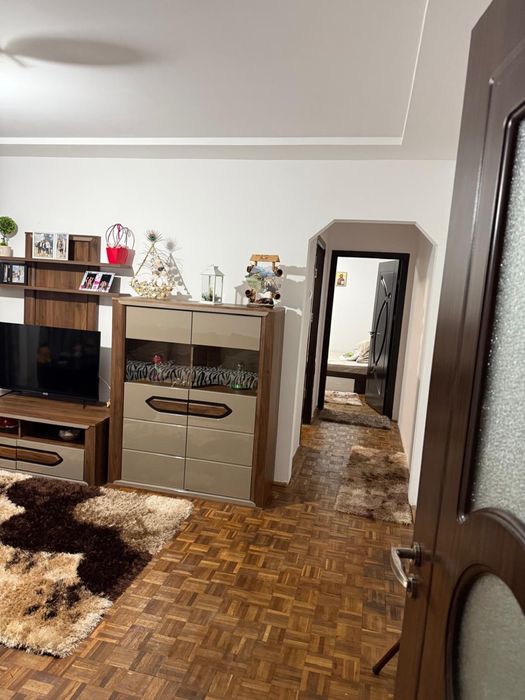 Închiriez apartament 3 camere – Craiovița Nouă (zona Materna)