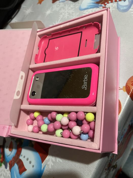 Vând telefon Barbie HMD, nou, în ambalaj original, set complet.