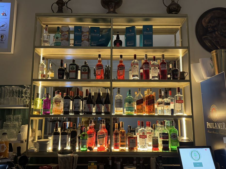 Display metalic cu rafturi lemn