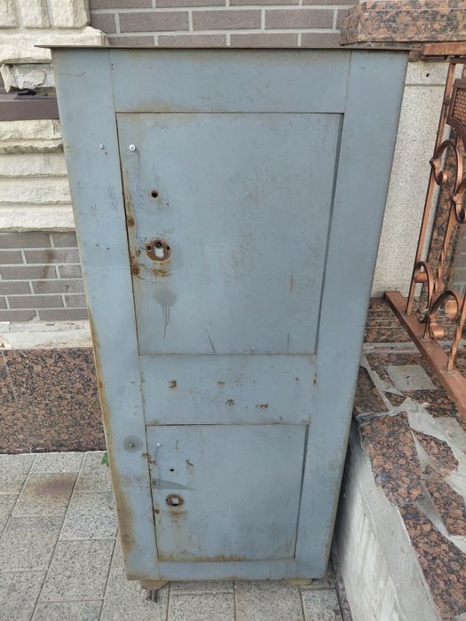 Сейф кабинетте тұрған