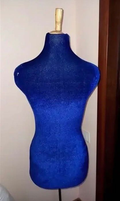 Швейную машинку и манекен