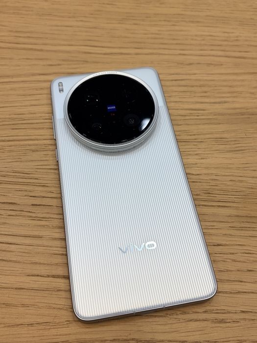 Продавам Vivo X200 Ultra