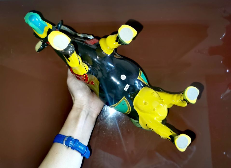 Парад на кравите CowParade Салвадор Каули крава арт фигура акрил колаж