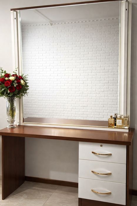 Стол с ящиками и большим зеркалом