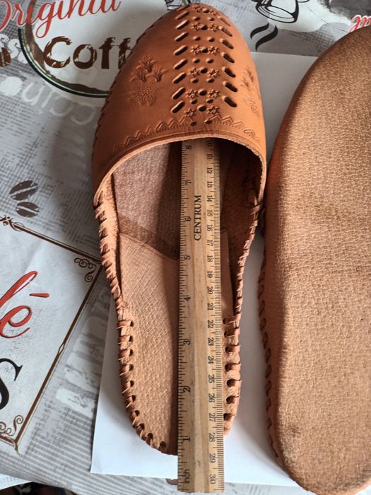 Saboti piele naturala lucrat manual.