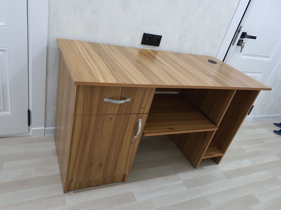 Rabochi stol srochni sotiladi 799 ming