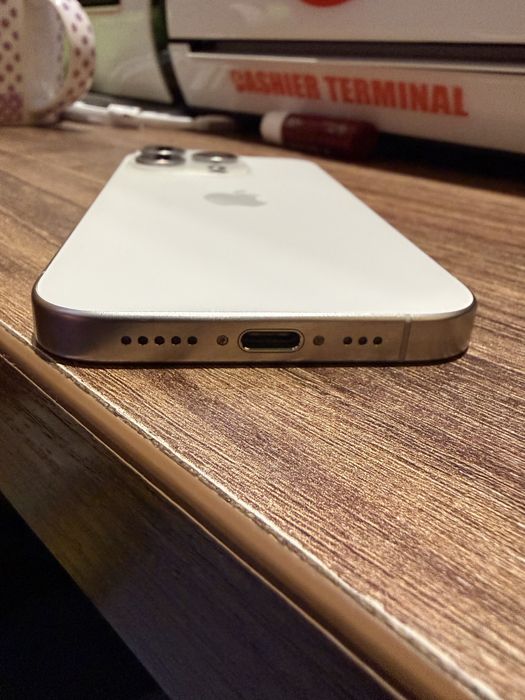 Iphone 15 pro с проблем в дисплея, подарък калъф