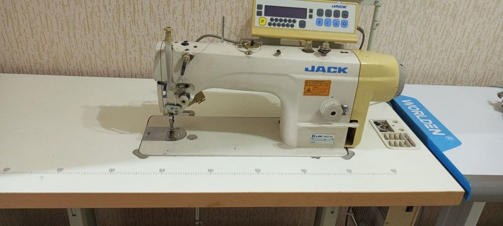 Продаются швейная машина и аверло состоянии отлично цена договорная