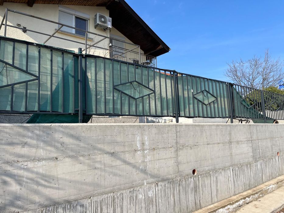 Външна метална ограда