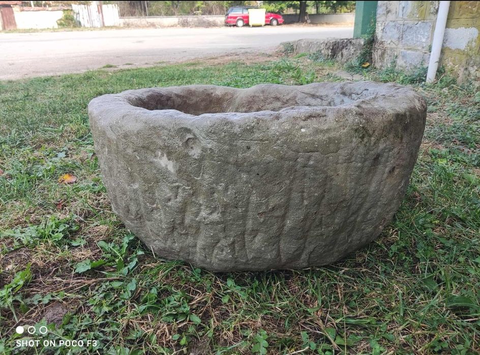 Старо каменно кръгло корито