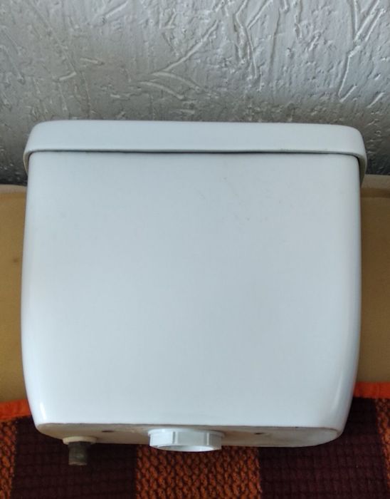 Продается бачок на унитаз.