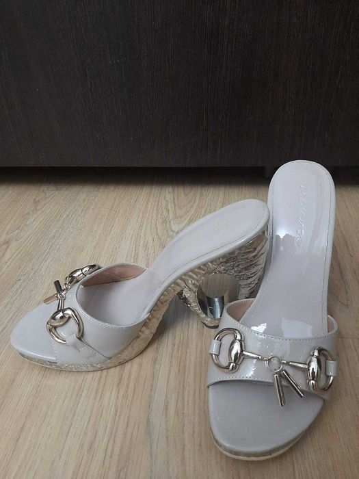 Продам женские шлепанцы