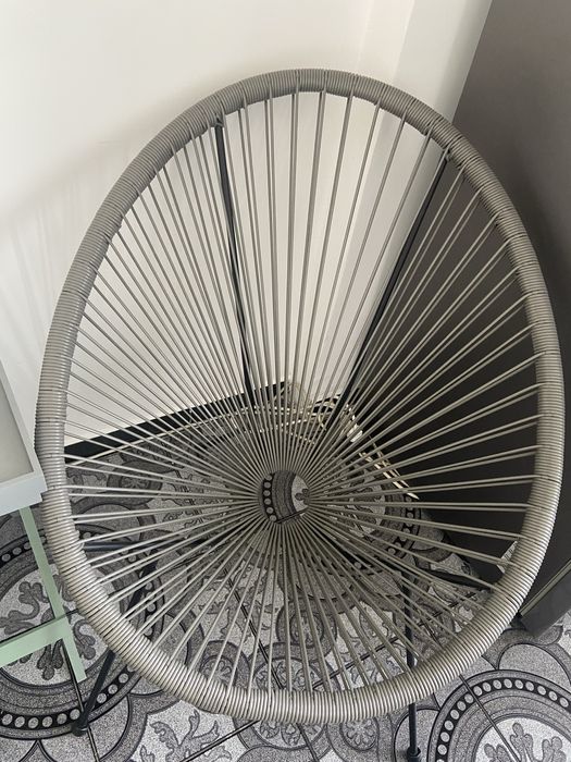 Продавам 2 стола с масичка не са ползвани