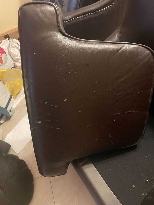 2 броя кожени столове