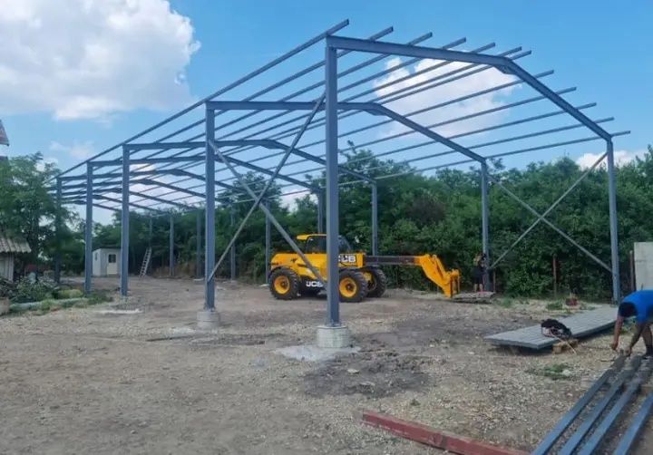 Vand hală metalică 11 m lățime cu 25 lungime tot cu montaj de pe stoc
