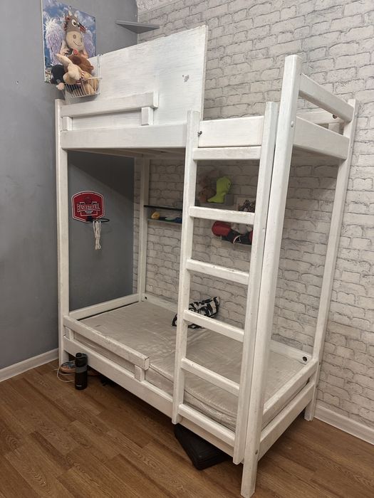 Продам кровать двух яросную .