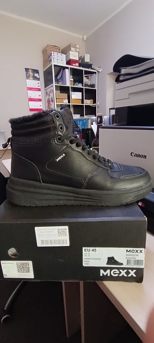 Продам новые ботинки