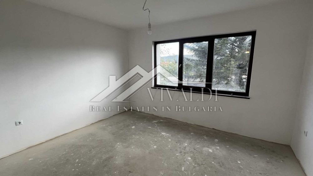 Просторна триетажна къща с парцел в село Осеново, област Варна