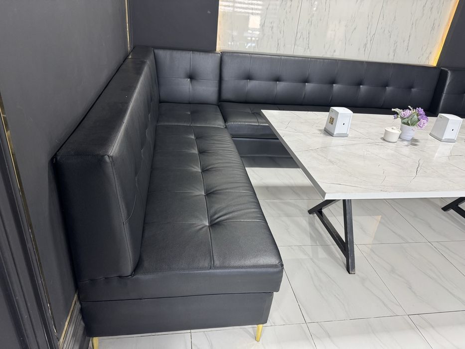 Диван.  Уголок для дома. Кафе.