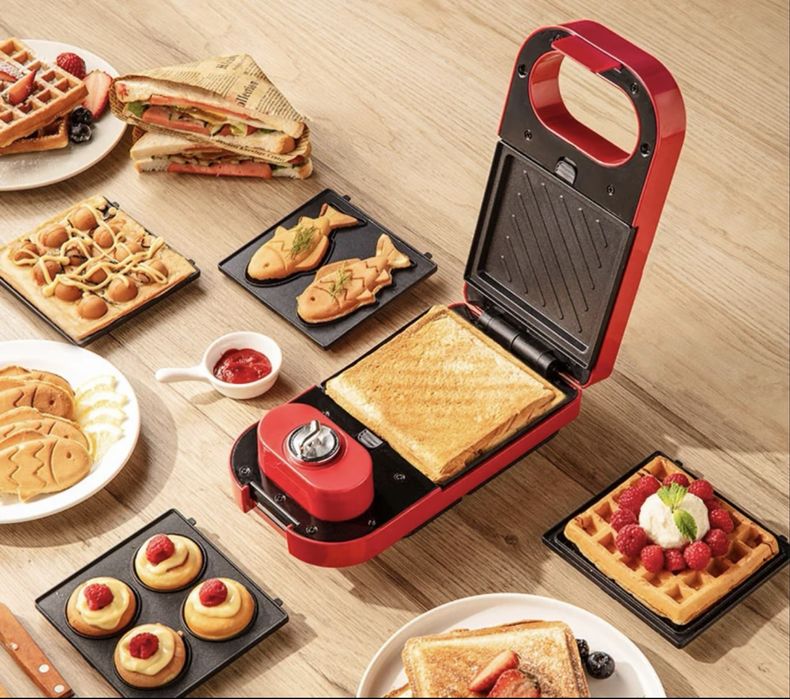 Вафельница красного цвета