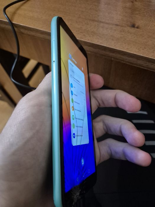Продавам телефон Huawei Y5p със спукан но работещ тъч
