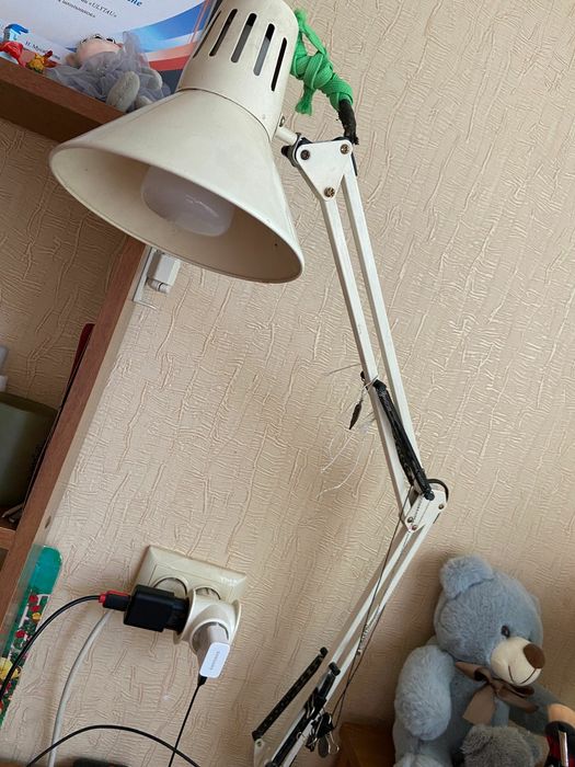 Продам деревянный компьютерный стол