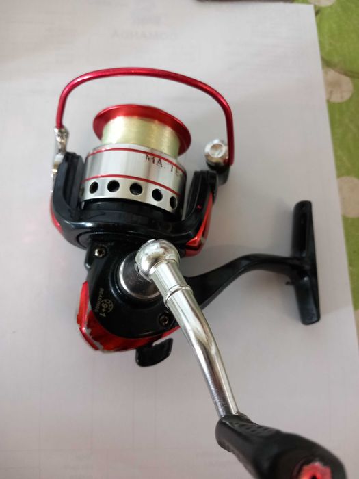 Vand scule de pescuit la spining : motor barca, baterie gel ,redresor , voblere ,cicde , gume etc..