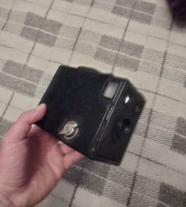 Kodak box 620
Подходящ за декорация и колекции.
Апарата е работещ блендата се отваря перфектно.