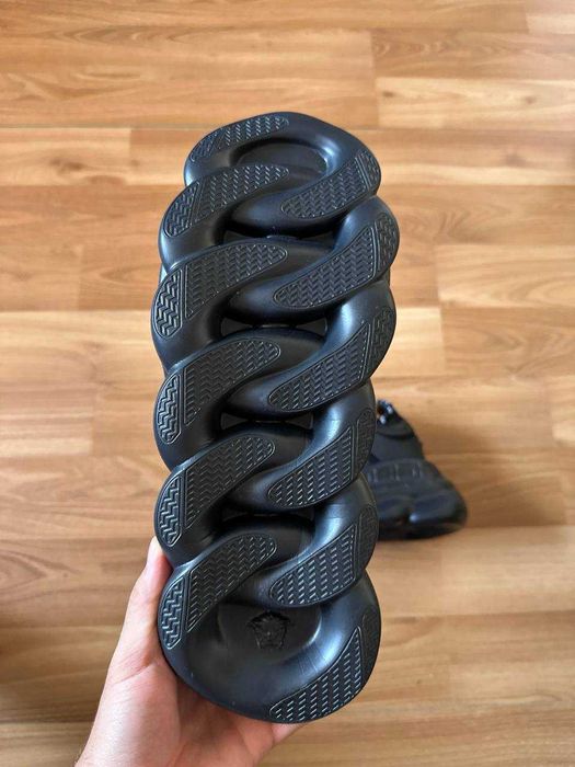 Sneakers Versace cu eticheta (nu Nike, Gucci, Adidas, Balenciaga)
