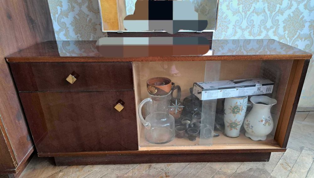 Продавам, запазена тоалетка с огледало!