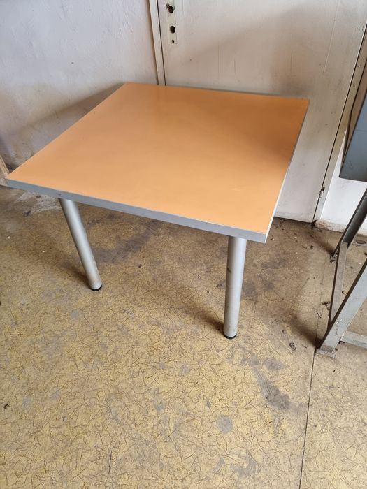 Столове и маси .