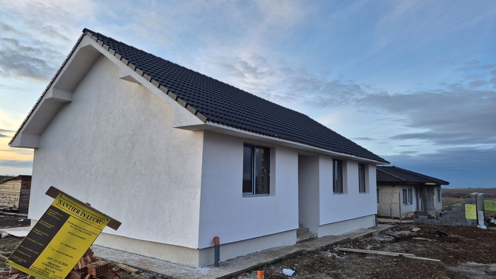 Casă de vânzare semi finisată în Paleu