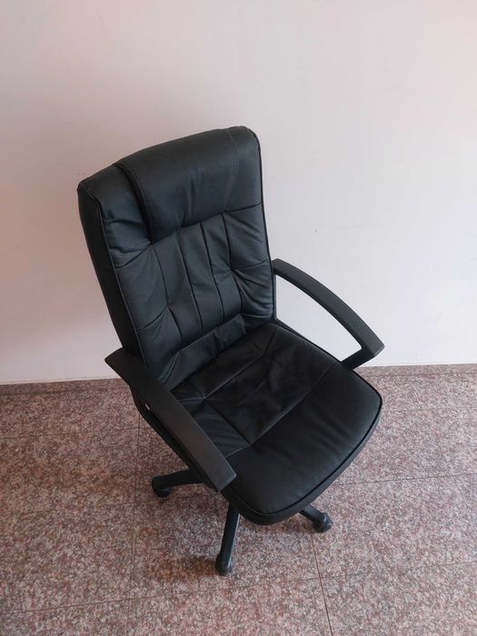 Офис стол запазен черен кожен