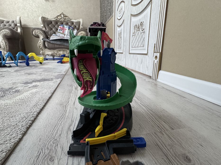 Трасса “Hot Wheels” со змеей