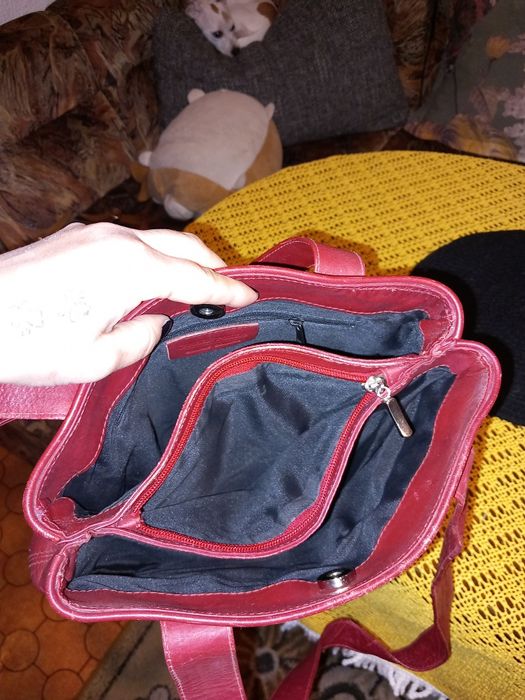 Чанта от естествена кожа.