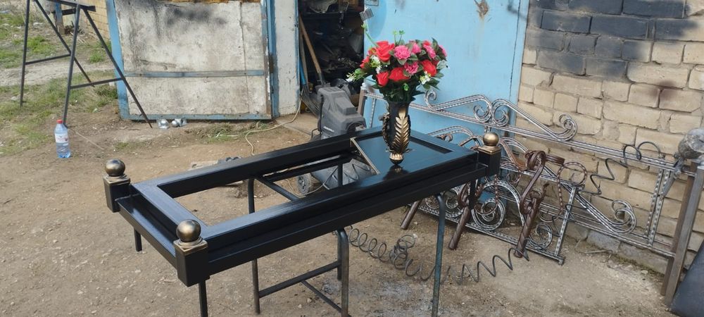 Продам цветочник на кладбище.