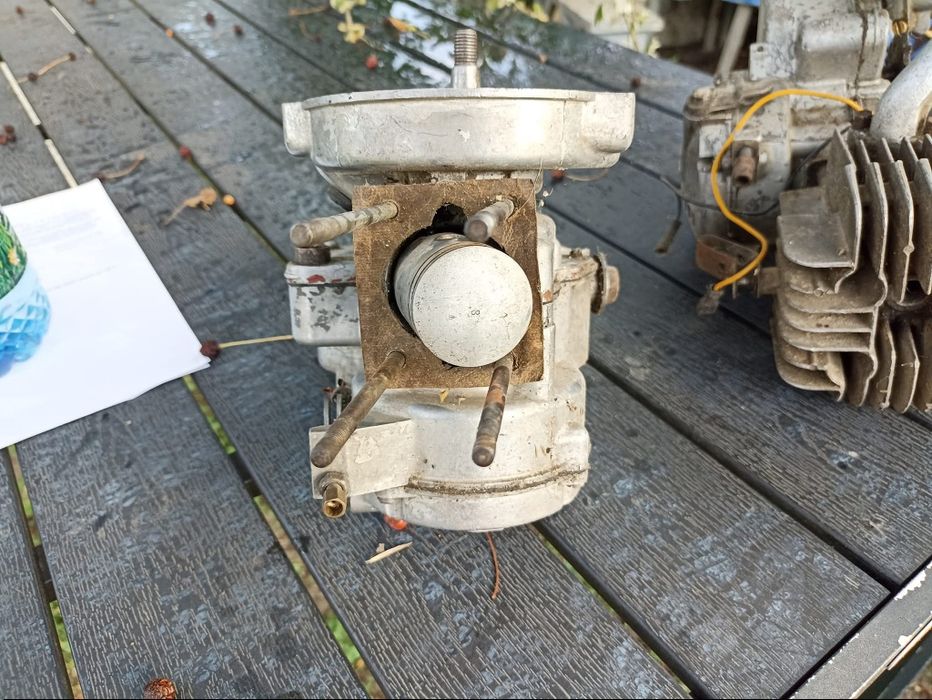 Motoare minimobra unul complet cu carburator  la unul lipsește cilindr