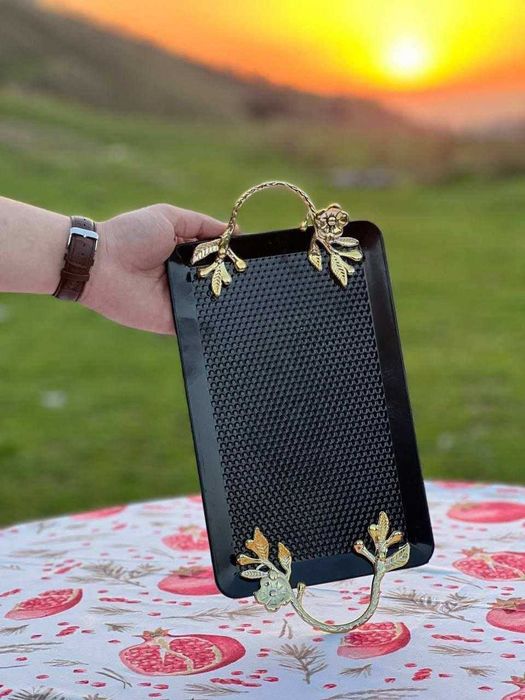 Поднос с золотыми ручками