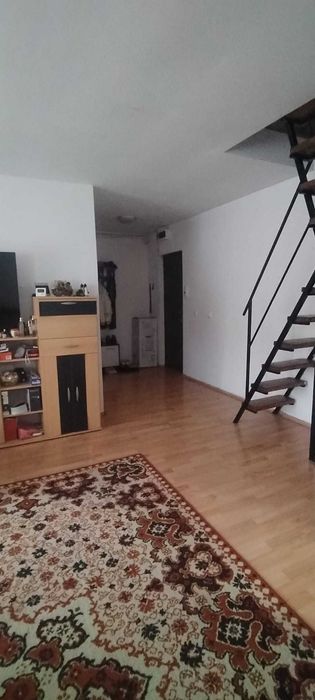Închiriez apartament la mansarda
