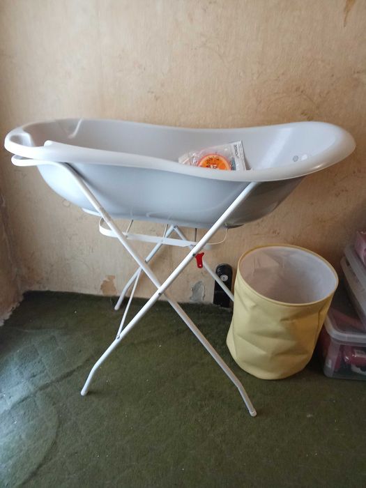 Бебешка вана със стойка.
