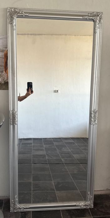 Декоративно огледало със сребриста рамка