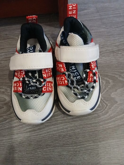 Продам кроссовки детские