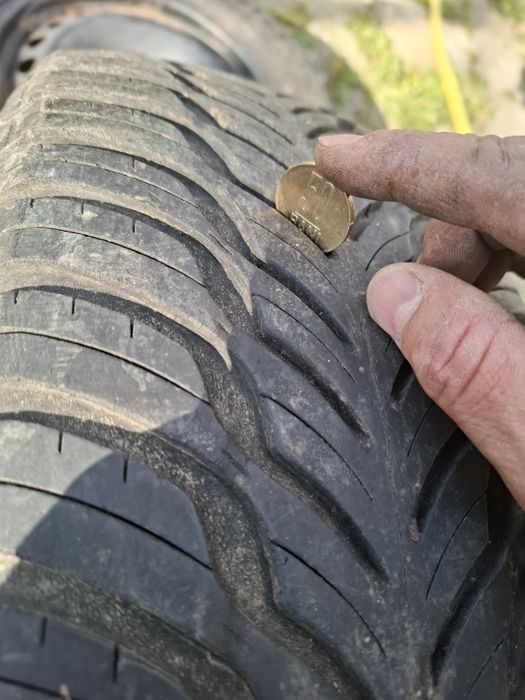 De vânzare 4 anvelope 2cu tot cu jantă tablă