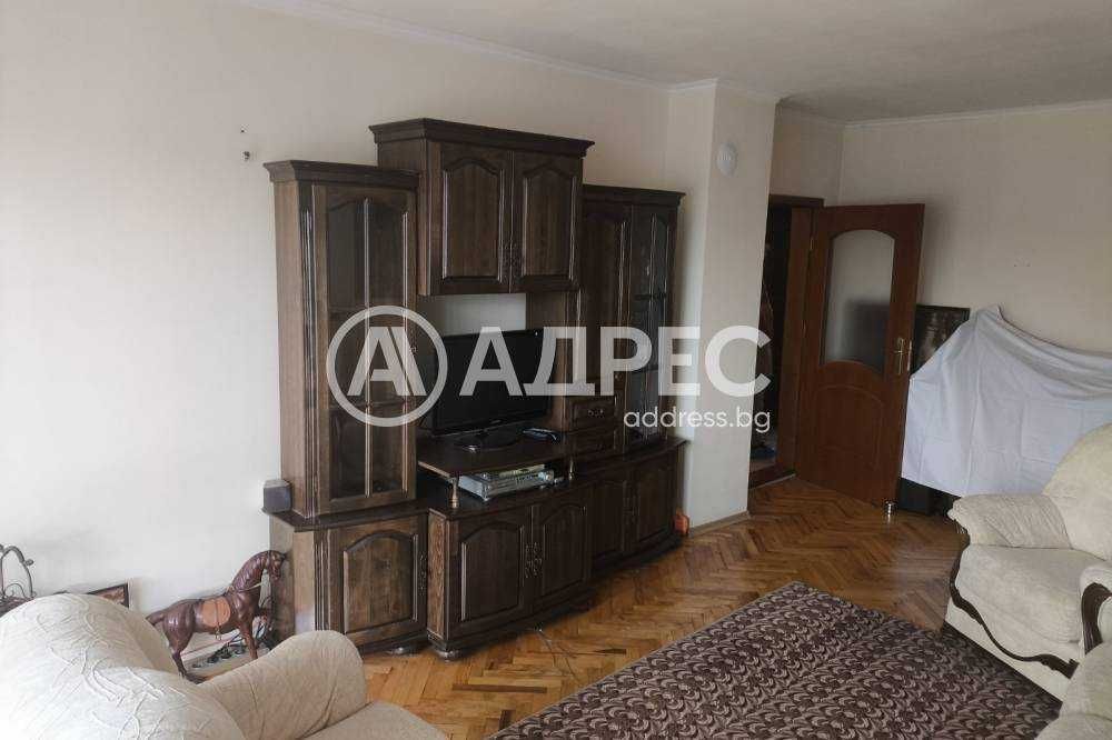 Продава се Двустаен апартамент в Разград, Център - 60 кв.м за 1581 €/кв.м - Снимка #2