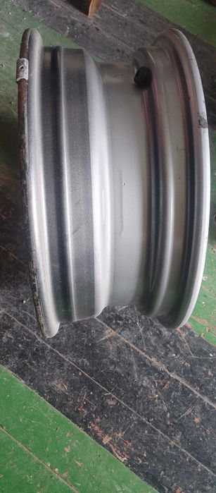 Един брой джанта 14 цола от мазда.