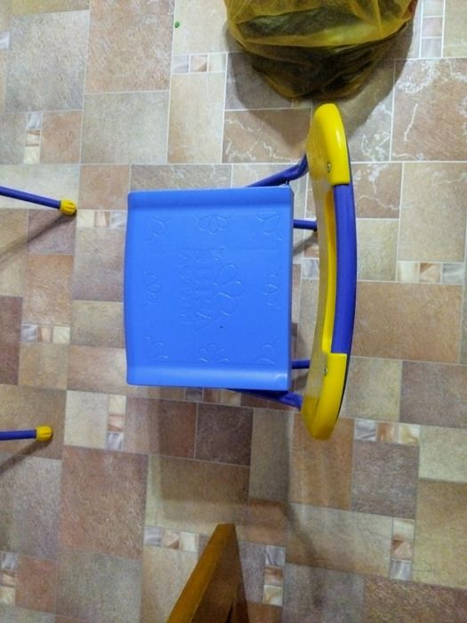 Продам срочно детский столик и стульчик