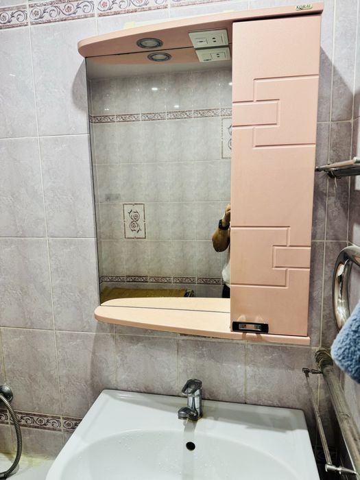 Продам раковину с тумбой, зеркалом