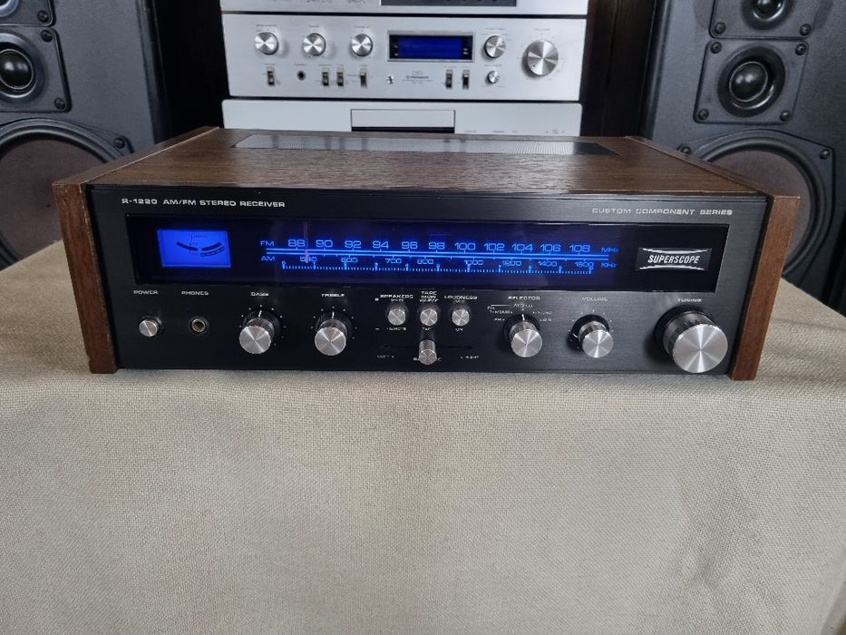 Superscope R-1220 by Marantz. 10 watts/canal. Impecabil.