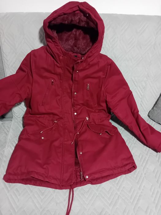 Vând  Costum de damă( fusta nouă),Geacă de iarnă ( purtată de câteva ori), rochie neagră (nouă), rochie roz pudră ( purtată doar o singură dată)